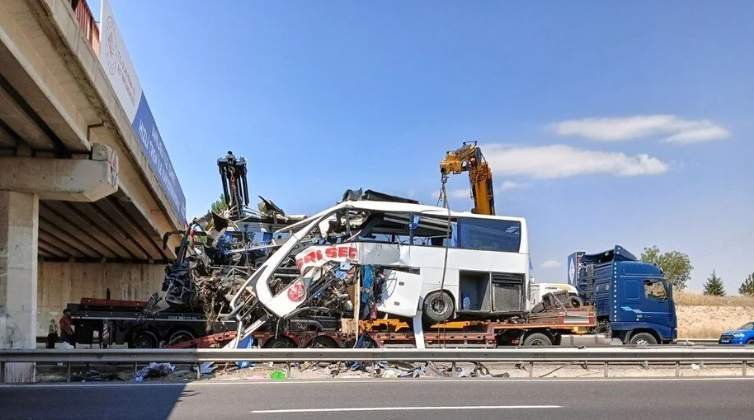 Carnagiu pe șosea! 11 persoane au murit și alte 26 au fost rănite, după ce un autocar a izbit piciorul unui pod: „Nu există nicio urmă de frânare”