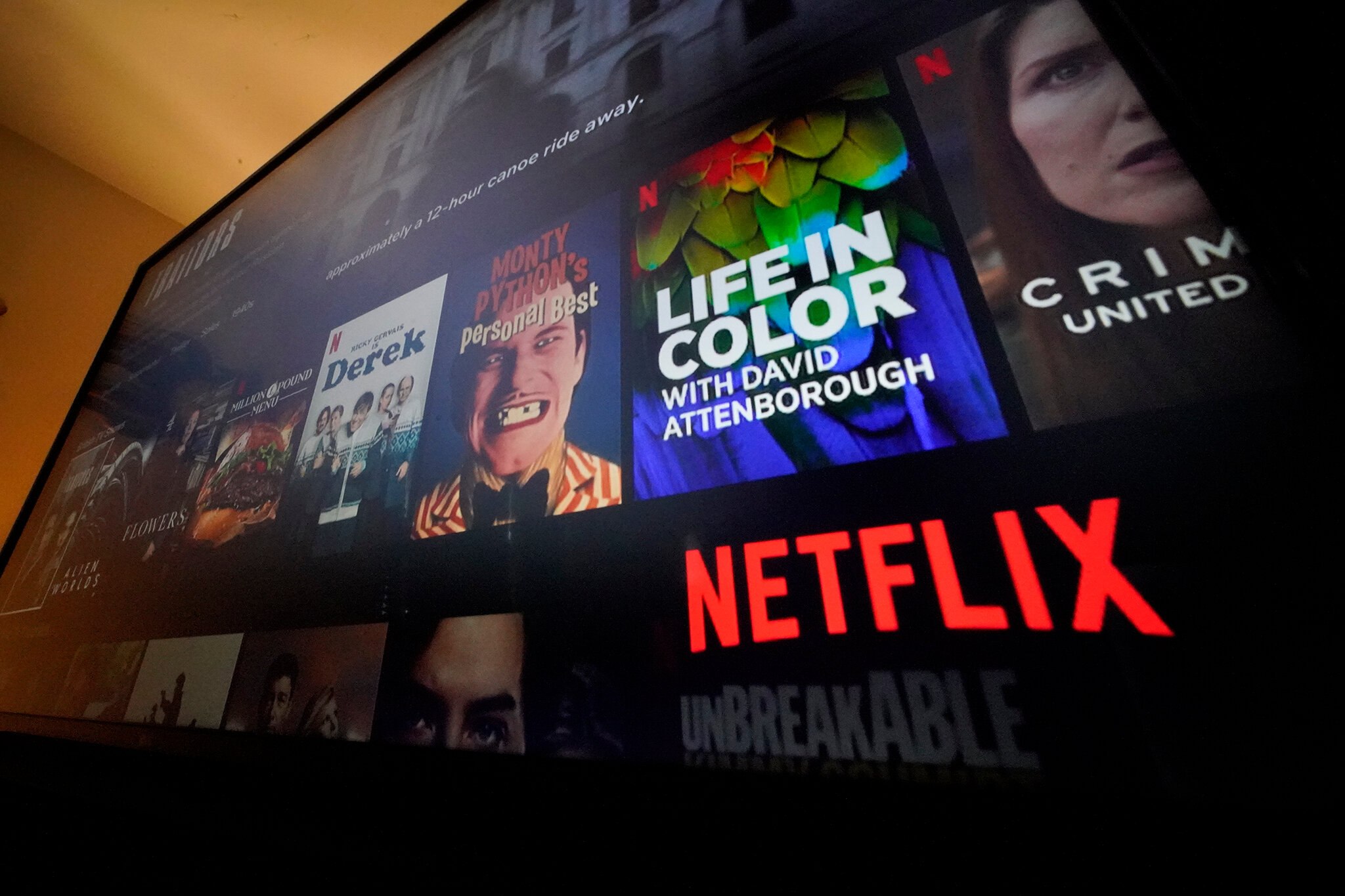 Serialul de top de pe Netflix care i-a cucerit pe români. Povestea plină de mister te va ține lipit de televizor încă de la primul episod Serialul de top de pe Netflix care i-a cucerit pe români. Povestea plină de mister te va ține lipit de televizor încă de la primul episod