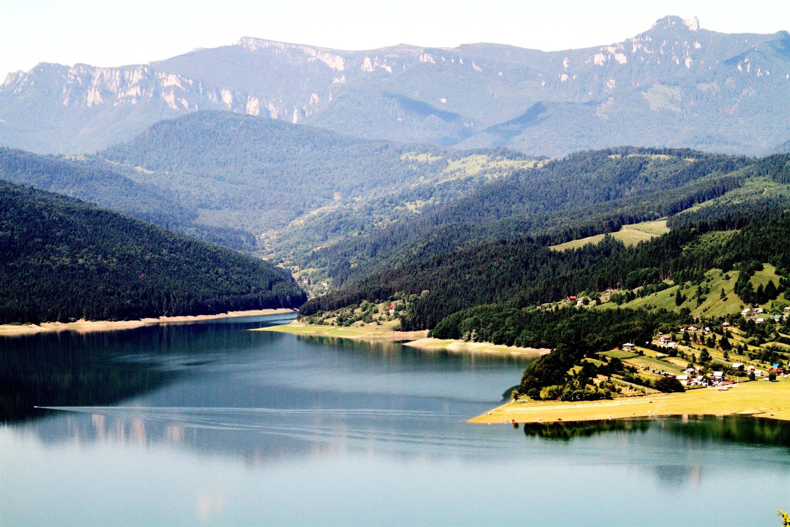 Lacul „fantomă” din România care apare pe hartă, dar nu există. Constructorii și-au făcut vile din banii pentru megaproiect