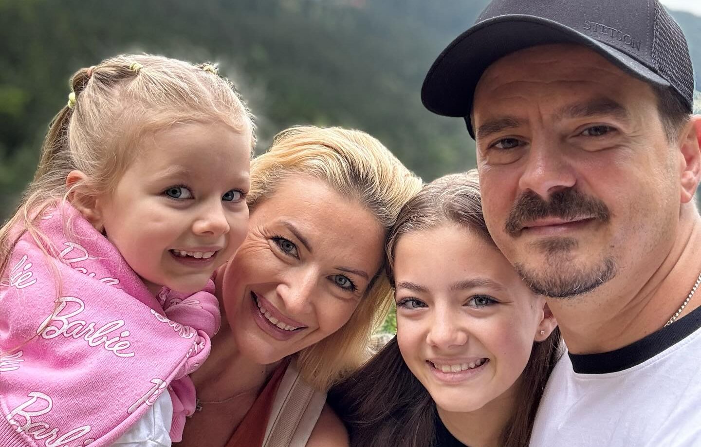 Imagini adorabile cu fetițele lui Mihai Petre și ale Elwirei. Cât de mult au crescut Catinca și Ariana Imagini adorabile cu fetițele lui Mihai Petre și ale Elwirei. Cât de mult au crescut Catinca și Ariana