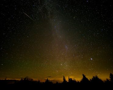 Spectacol pe cer! Unde se văd cel mai bine Perseidele, cea mai strălucitoare ploaie de stele. VIDEO Spectacol pe cer! Unde se văd cel mai bine Perseidele, cea mai strălucitoare ploaie de stele. VIDEO