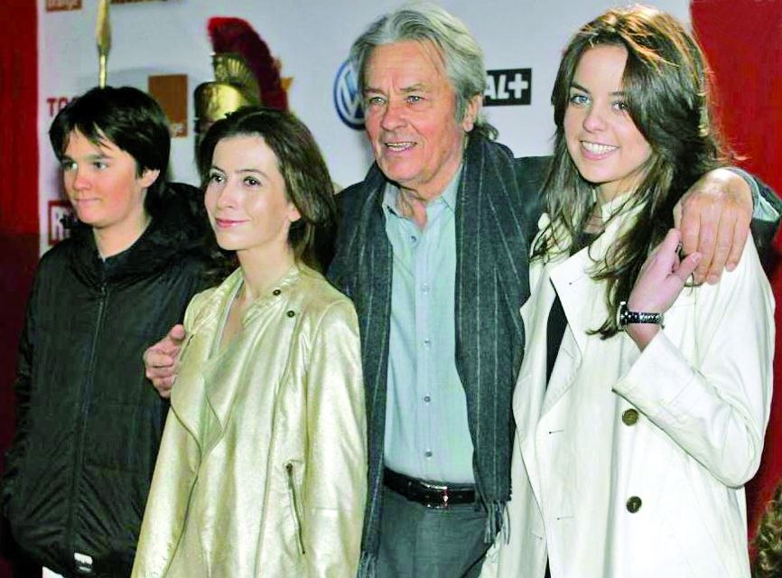 Singura femeie care l-a părăsit pe Alain Delon. Povestea dureroasă de dragoste care a marcat viața de film a regretatului actor