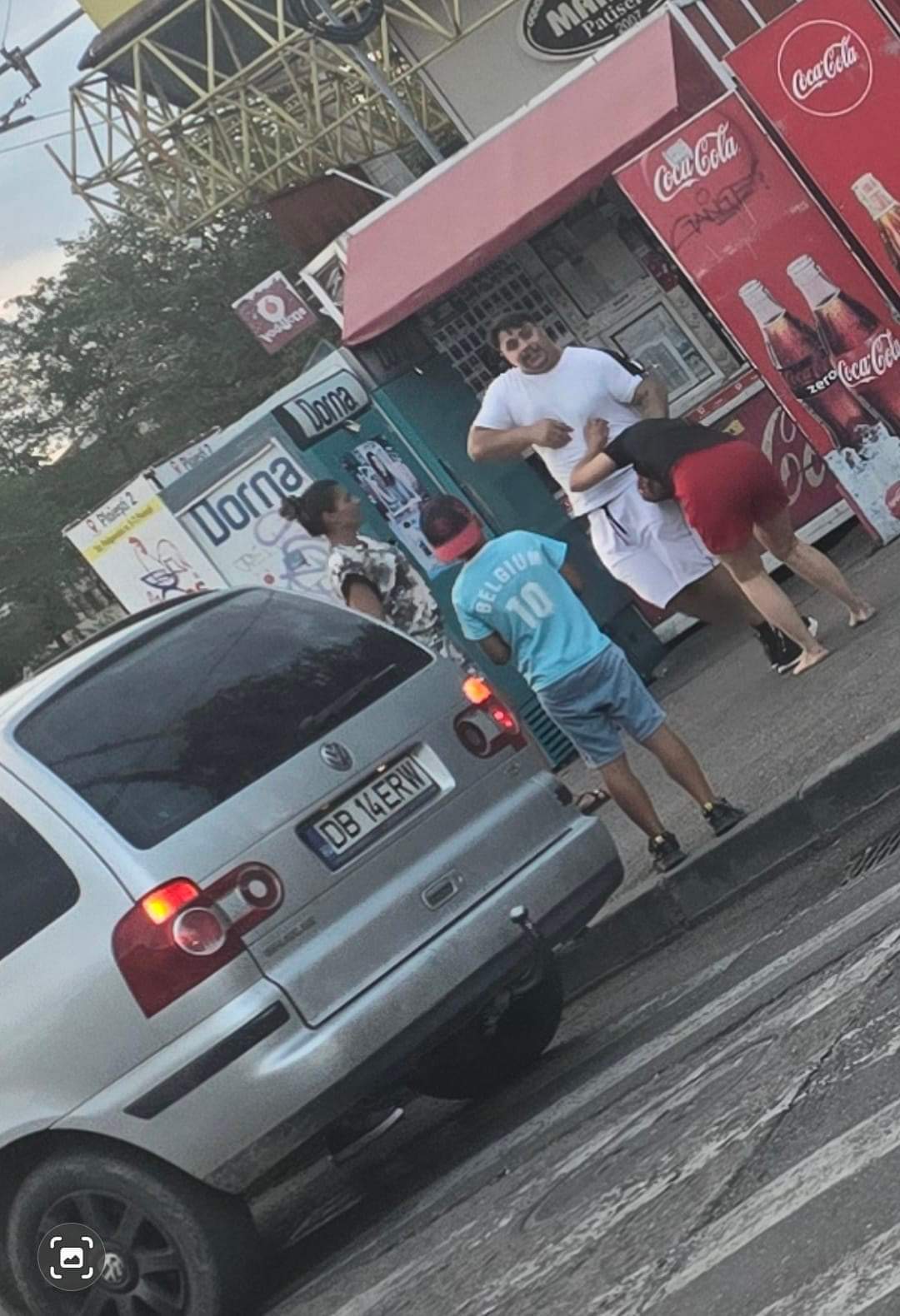 În atenția Poliției Prahova: Femeie bătută cu pumnii şi picioarele, de față cu copilul, la Gara de Sud În atenția Poliției Prahova: Femeie bătută cu pumnii şi picioarele, de față cu copilul, la Gara de Sud