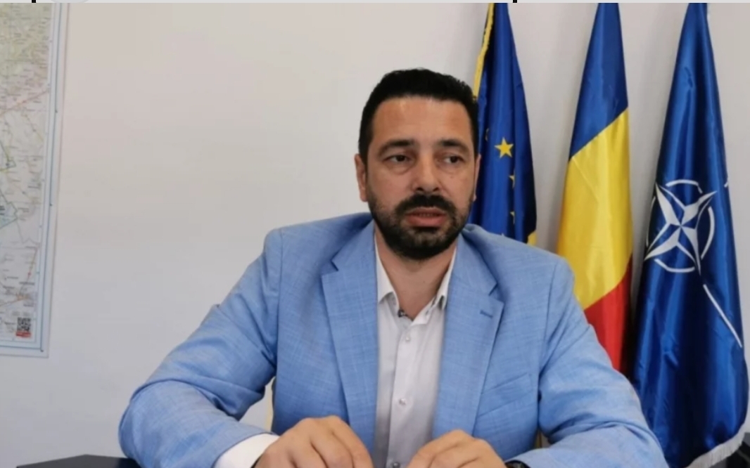 A.D.I Mobilitate, o asociație fără activitate condusă de soția lui Cristian Apostol, jefuieşte Ploieştiul: un sfert de milion de lei, anual, „taxa de membru”. Apostol, vicele CJ, a blocat proiectul de ieşire a Ploieştiului din Asociație