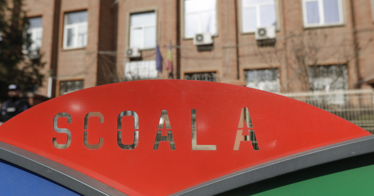 Un elev s-a aruncat de la etajul al treilea al unui liceu din Bacău. A lăsat un bilet de adio în ghiozdan