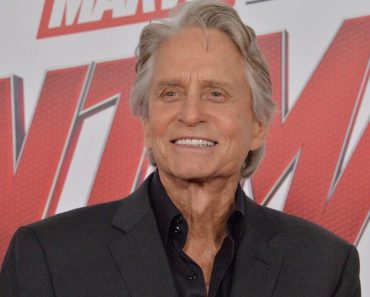 Cum arată Michael Douglas la 80 de ani! Catherine Zeta-Jones, soția cu 25 de ani mai tânără, i-a adus un invitat surpriză să-i cânte la mulți ani. VIDEO Cum arată Michael Douglas la 80 de ani! Catherine Zeta-Jones, soția cu 25 de ani mai tânără, i-a adus un invitat surpriză să-i cânte la mulți ani. VIDEO