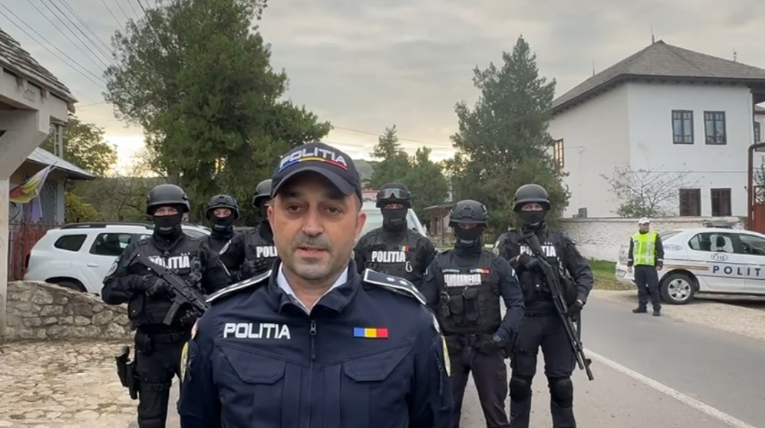 Trei bărbați din comuna Sângeru au bătut un consătean şi au distrus trei maşini. Poliția efectuează percheziții la domiciliile agresorilor