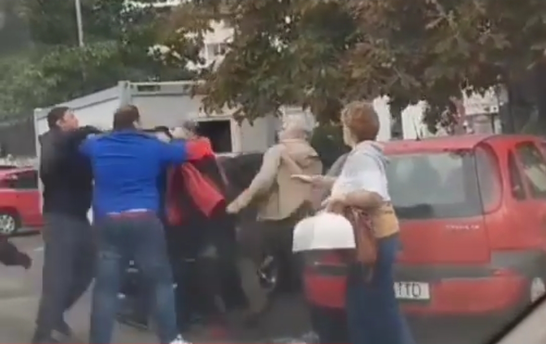 Câmpina: Bătaie ca în filme, în centrul oraşului, între mai multe persoane. De la ce a pornit scandalul