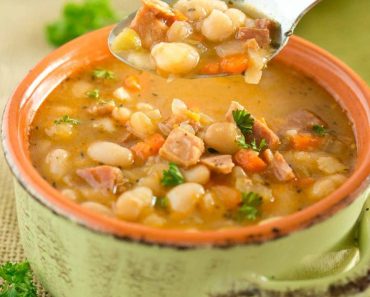 Adevărata rețetă de ciorbă de fasole. Așa se prepară ca la mama acasă + ce trebuie să adaugi pentru un gust demențial Adevărata rețetă de ciorbă de fasole. Așa se prepară ca la mama acasă + ce trebuie să adaugi pentru un gust demențial