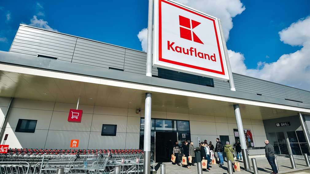 Din weekend, „pelerinajul” se mută la Kaufland. Se bagă la raft produsele de care toți românii au nevoie, la o super reducere