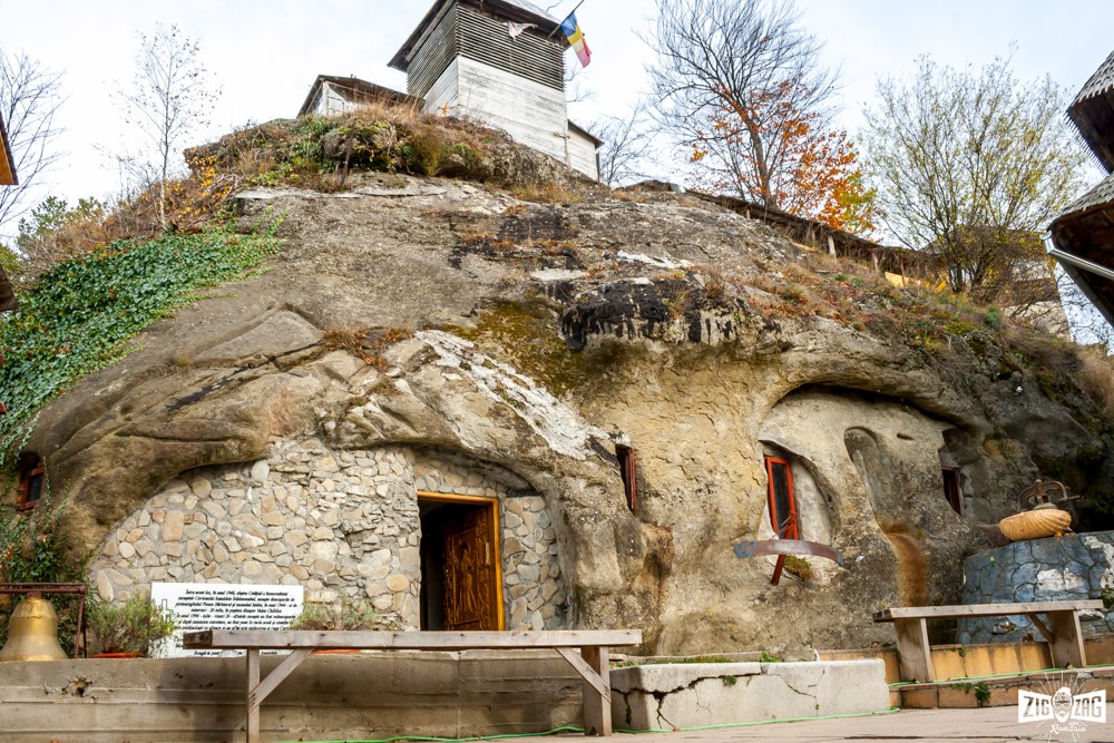 Mănăstirea sacră, săpată în piatră din România. Aici există o cruce care face minuni: „Îndeplinește toate dorințele” Mănăstirea sacră, săpată în piatră din România. Aici există o cruce care face minuni: „Îndeplinește toate dorințele”