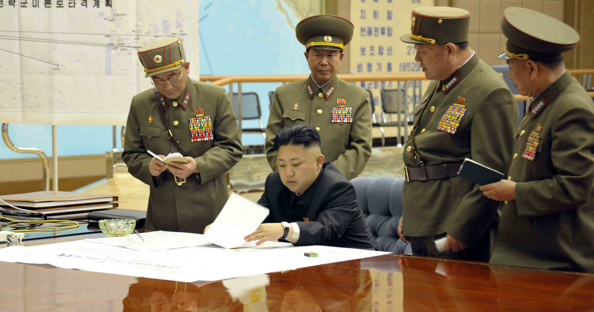 Kim Jong Un i-a trimis generali de rang înalt lui Putin. Soldații nord-coreeni se chinuie să învețe termeni militari în rusă: „Foc”