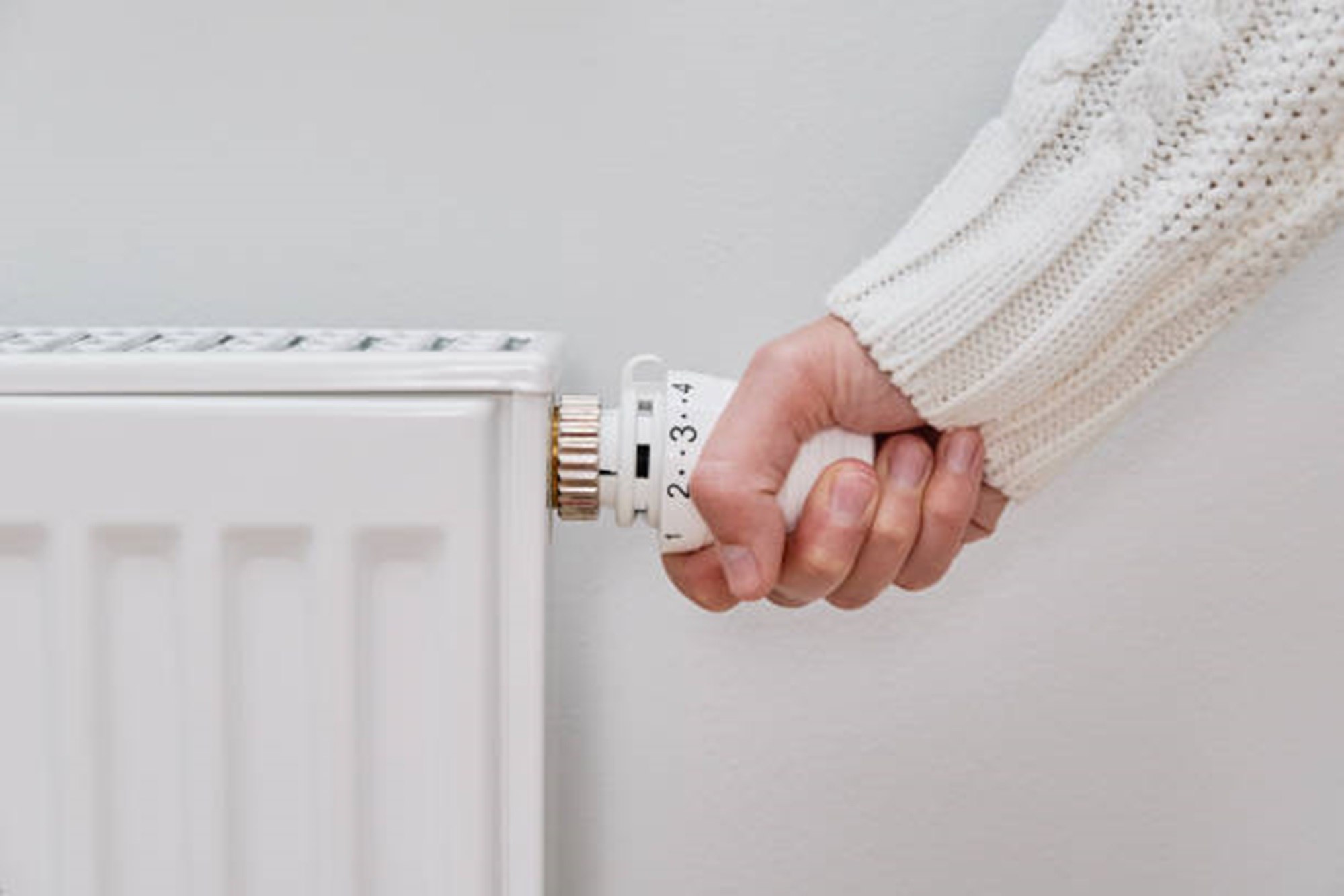 Cum să menții căldura în casă pe durata sezonului rece. Trucuri ieftine dezvăluite de un instalator