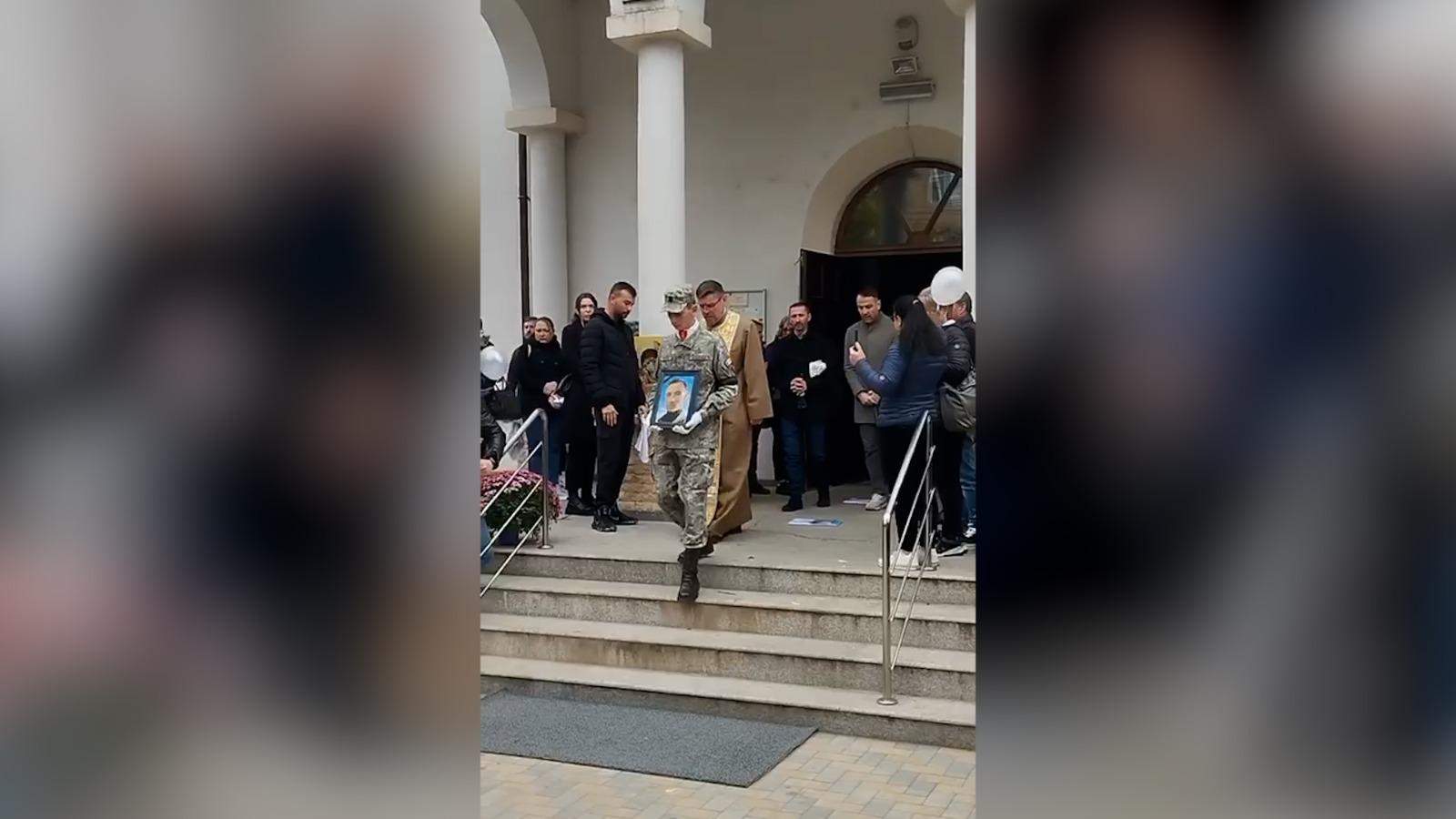 Tânărul lovit cu mașina, din greșeală, de iubita lui, a fost condus pe ultimul drum. Andrei a fost înmormântat cu onoruri militare