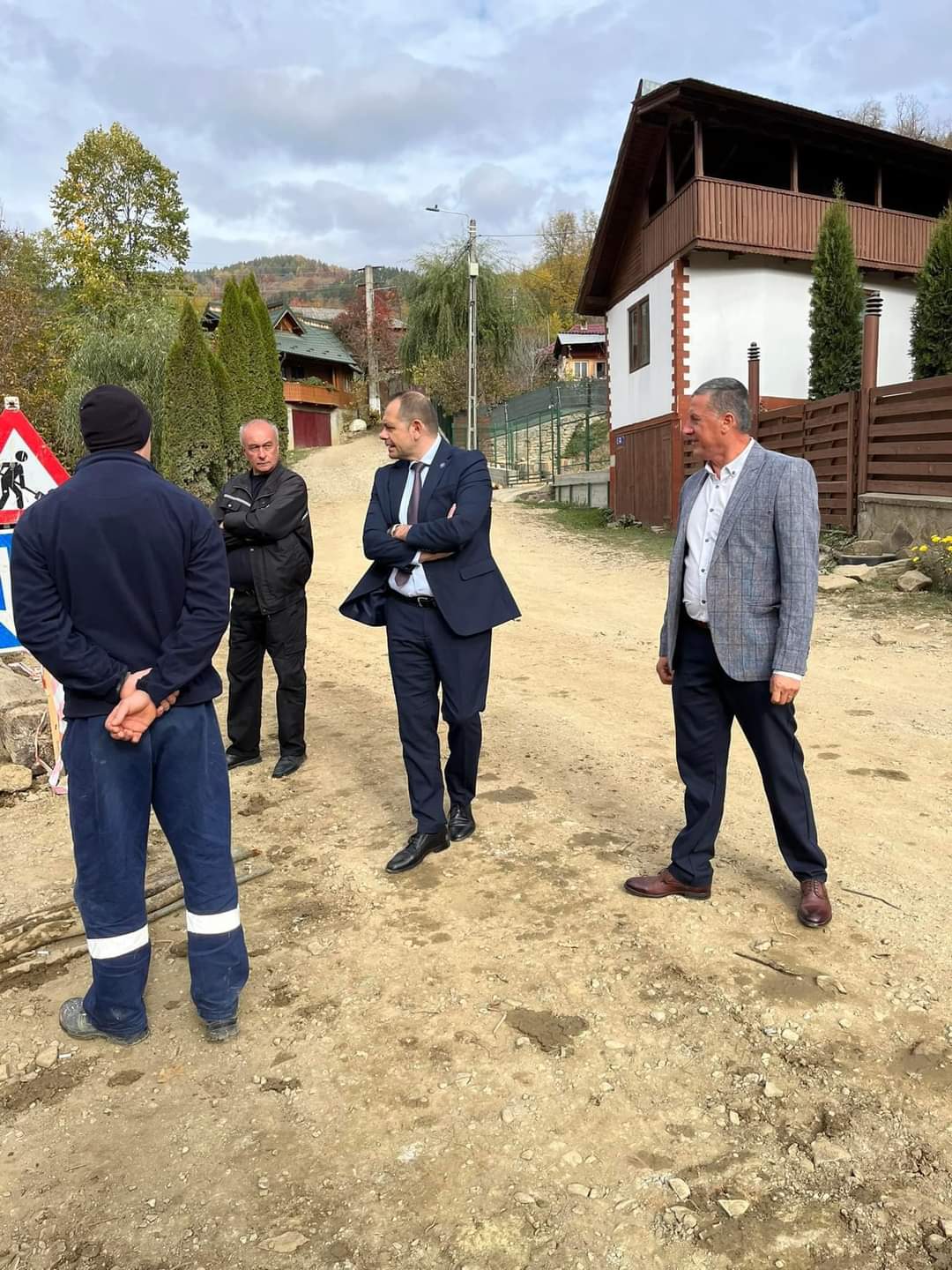 Prefectul Emil Drăgănescu a inspectat stadiul lucrărilor de infrastructură în comuna Bătrâni