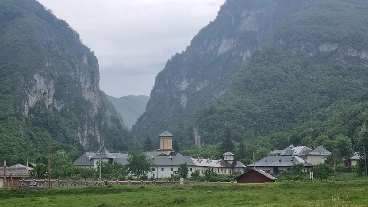 Satul superb din România pe care îl iubesc toți turiștii străini. Are peisaje de poveste, căsuțe rustice și drumuri care îți taie răsuflarea