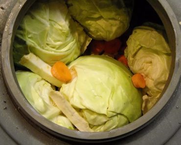 Ce trebuie să faci pentru a preveni apariția mucegaiului la varza murată. Ce trebuie să pui deasupra pentru a o ține scufundată în saramură Ce trebuie să faci pentru a preveni apariția mucegaiului la varza murată. Ce trebuie să pui deasupra pentru a o ține scufundată în saramură