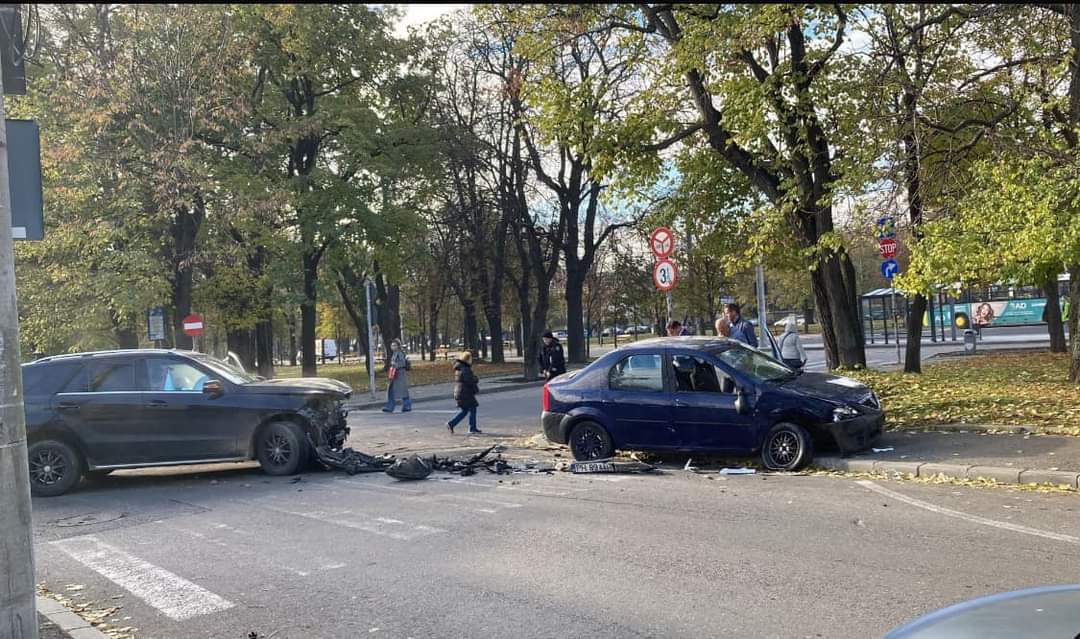 Un nou accident în intersecția Haşdeu – 13 Decembrie (rondul 2). Logan spulberat de un şofer care nu a oprit la STOP
