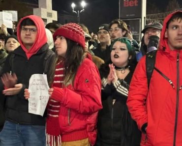 Au ieşit LGBT-iştii să apere România. Imaginea penibilului şi a manipulării