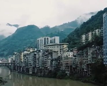 Orașul care are o lățime de doar 30 de metri. Multă lume nu crede că este real. VIDEO Orașul care are o lățime de doar 30 de metri. Multă lume nu crede că este real. VIDEO