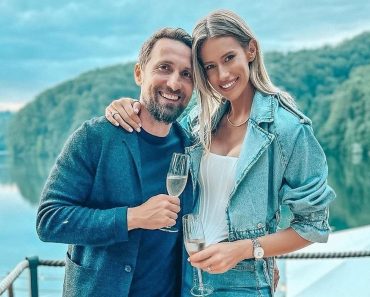 Gabriela Prisăcariu, pusă la zid de internauți după ce a plecat în vacanță fără copil. Cum a reacționat soția lui Dani Oțil: „Vă rog să încetați” Gabriela Prisăcariu, pusă la zid de internauți după ce a plecat în vacanță fără copil. Cum a reacționat soția lui Dani Oțil: „Vă rog să încetați”