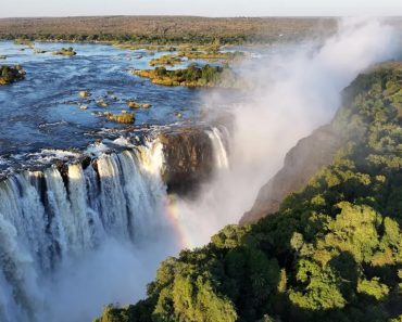 Cea mai mare cascadă de pe Pământ este în Europa și este imposibil de vizitat. Debitul ei este colosal Cea mai mare cascadă de pe Pământ este în Europa și este imposibil de vizitat. Debitul ei este colosal