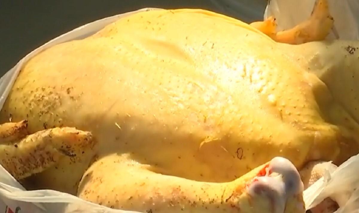 Ce să folosești pentru a frăgezi carnea de găină de țară înainte de gătire. Trucul simplu care economisește timp și garantează un preparat delicios
