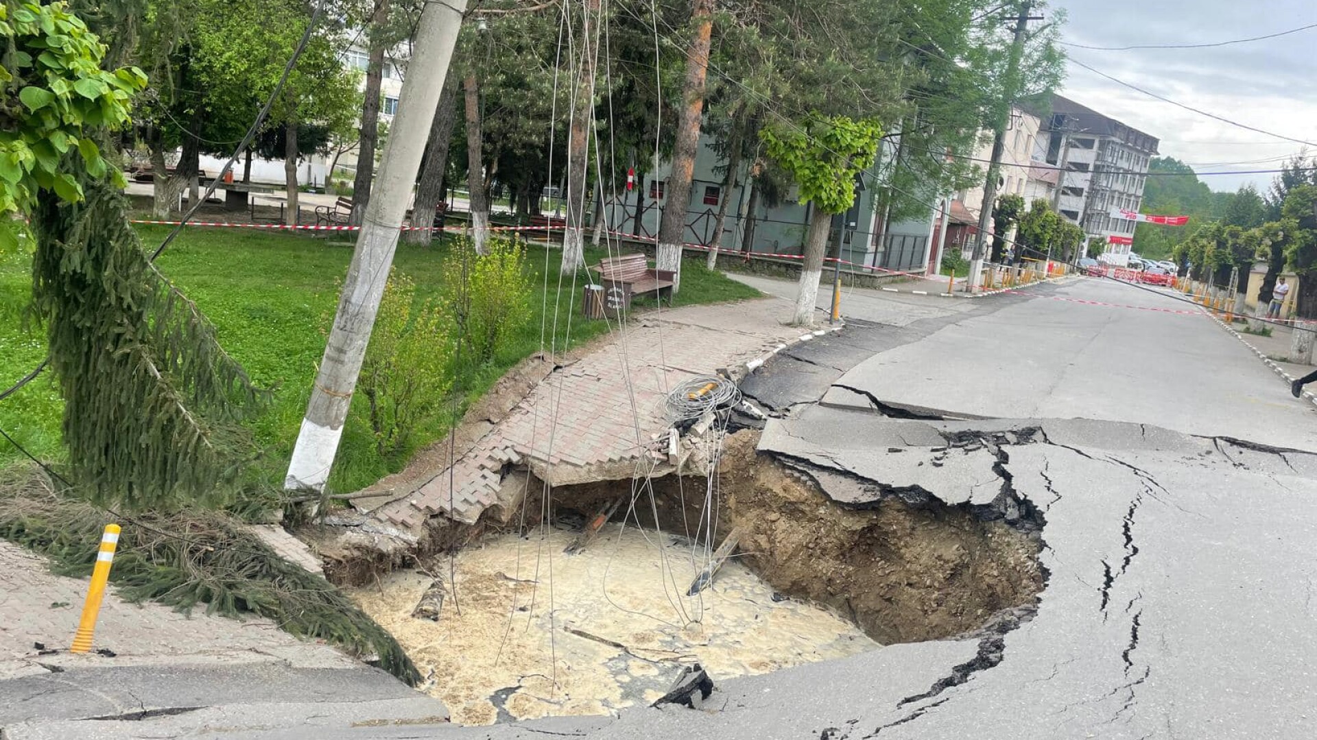 Exclusiv/ Firma care a reparat surpările de teren din Slănic cere insolvența Hidro Prahova pentru neplata datoriilor: „Surpările s-au produs din cauza Hidro Prahova” Exclusiv/ Firma care a reparat surpările de teren din Slănic cere insolvența Hidro Prahova pentru neplata datoriilor: „Surpările s-au produs din cauza Hidro Prahova”