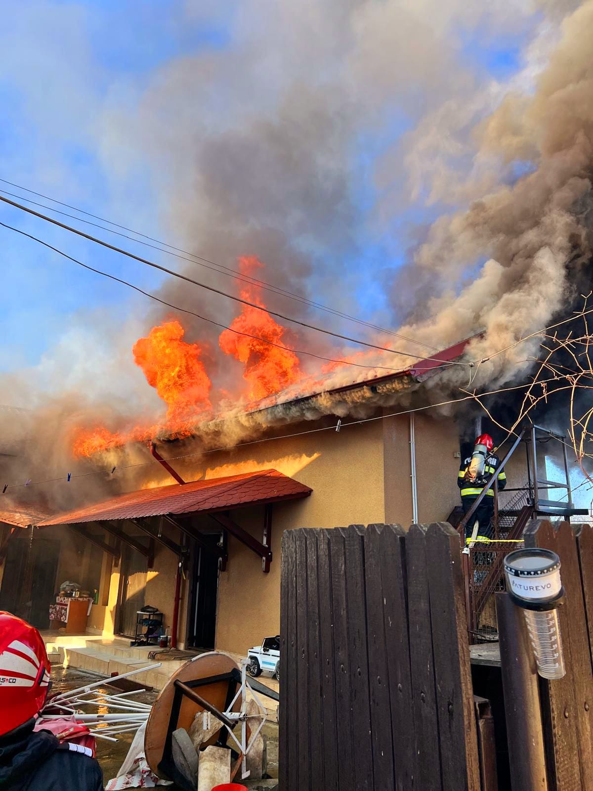 FOTO/VIDEO Incendiu în Cocorăștii Mislii: O casă a luat foc, în satul Goruna