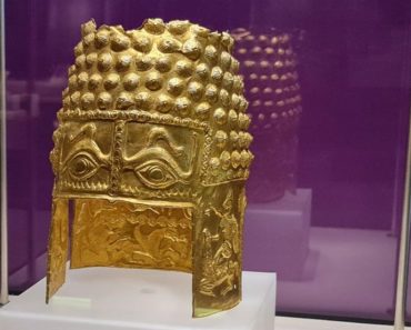 Coiful de la Coțofenești revine în țară sub escorta jandarmilor