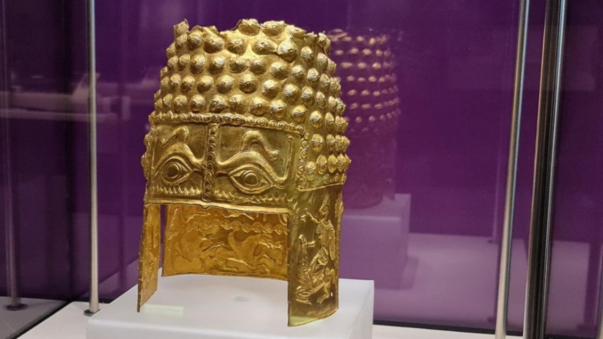 Coiful de la Coțofenești revine în țară sub escorta jandarmilor