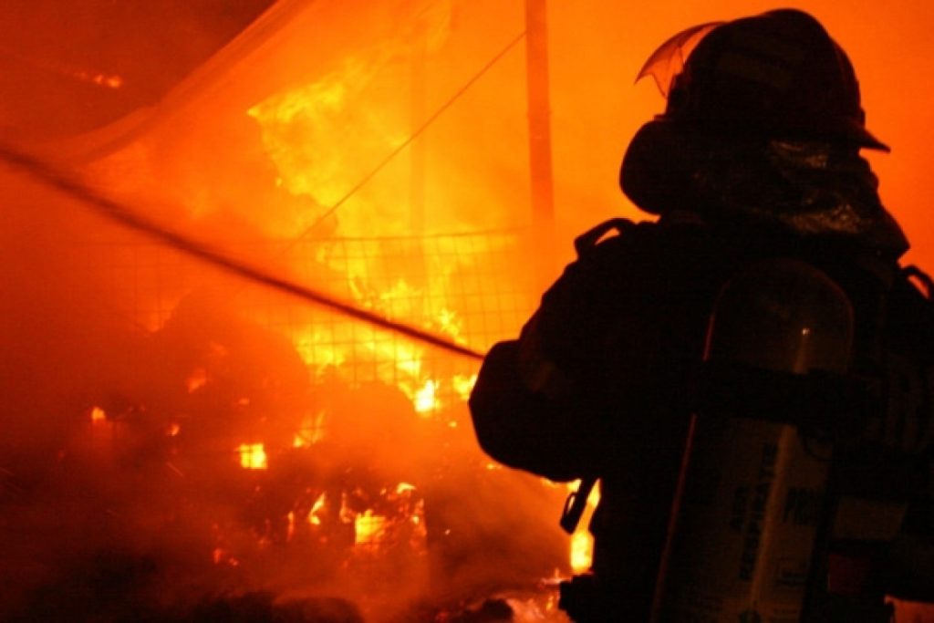 Incendiu puternic la Cerașu! Pompierii, forțați să întindă furtunul la 350 de m de autospeciale