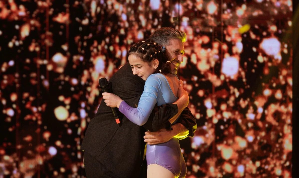 Povestea de viață de la Românii au talent pe care nimeni nu o va uita. A fost crescută doar de mamă și se antrenează pe covor, în fața blocului, dar a primit Golden Buzz