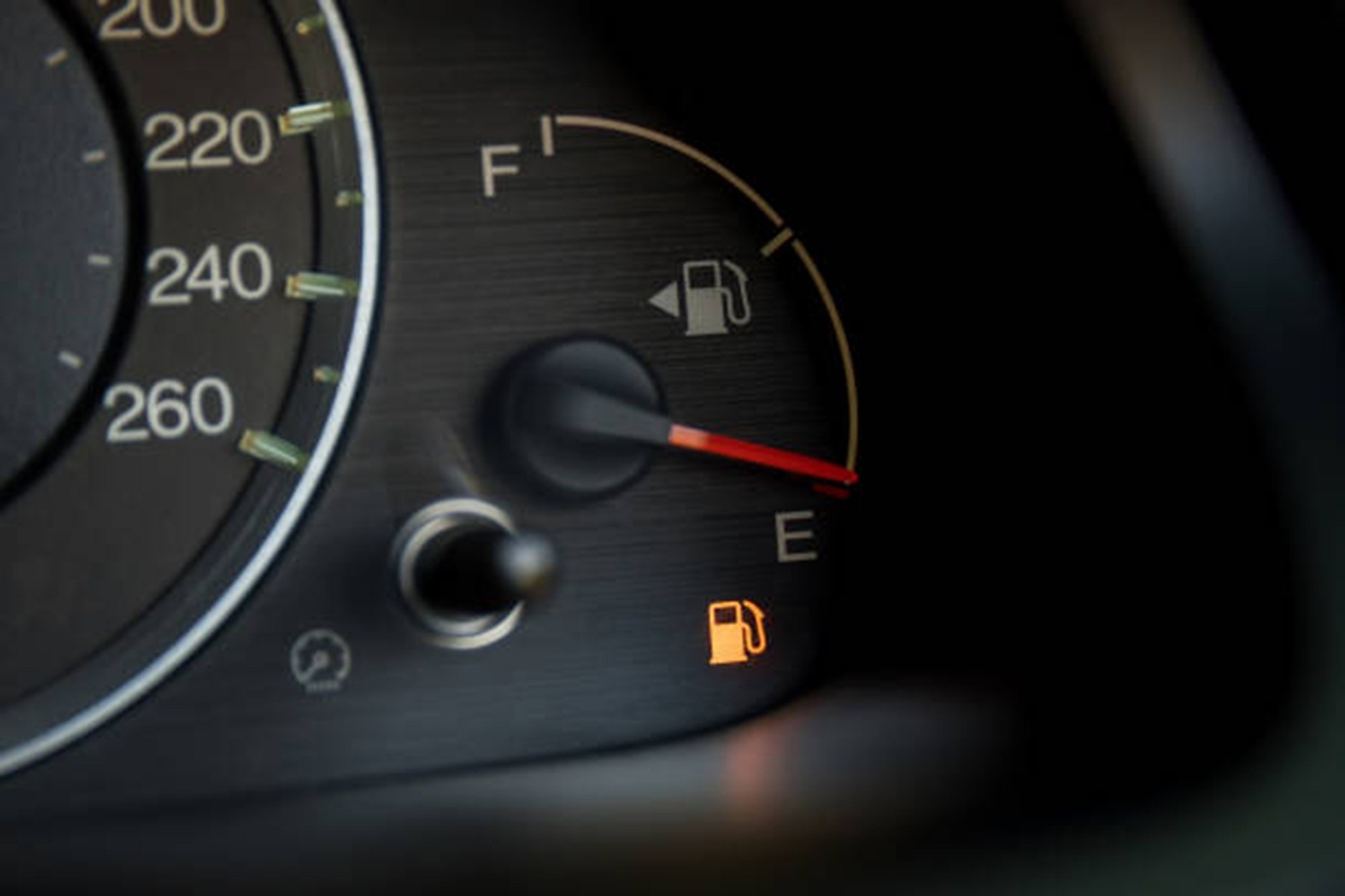 Cât mai putem conduce după ce se aprinde martorul de combustibil, în bord. Ce cantitate de carburant este în rezervor
