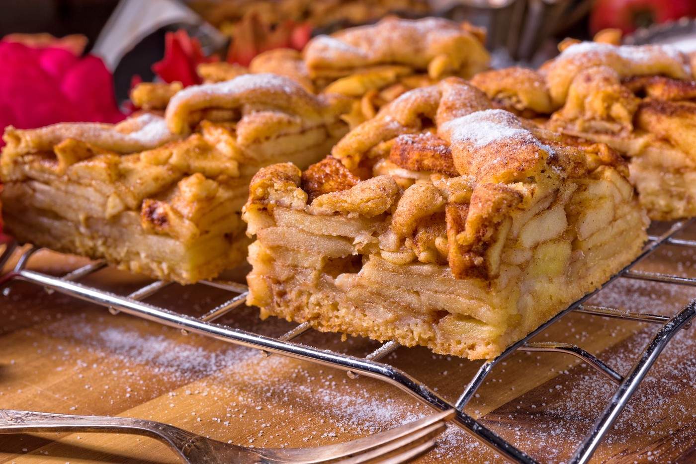 Cum gătești cea mai delicioasă plăcintă cu mere și cremă de smântână. Rețeta pentru un desert simplu și savuros