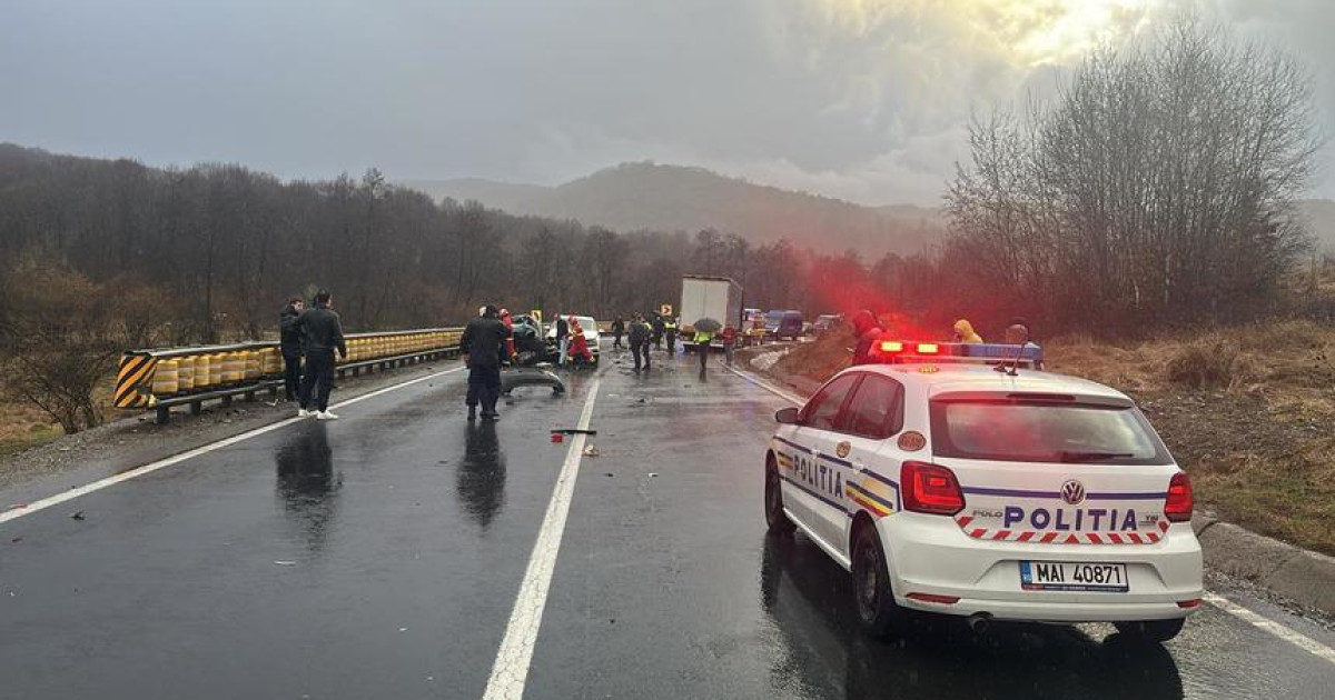 Accident grav pe DN1 între două mașini și un TIR: Două femei au murit pe loc