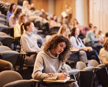 Cele mai inutile facultăți din prezent, conform Inteligenței Artificiale. Pe locul 1 este o specializare foarte căutată Cele mai inutile facultăți din prezent, conform Inteligenței Artificiale. Pe locul 1 este o specializare foarte căutată