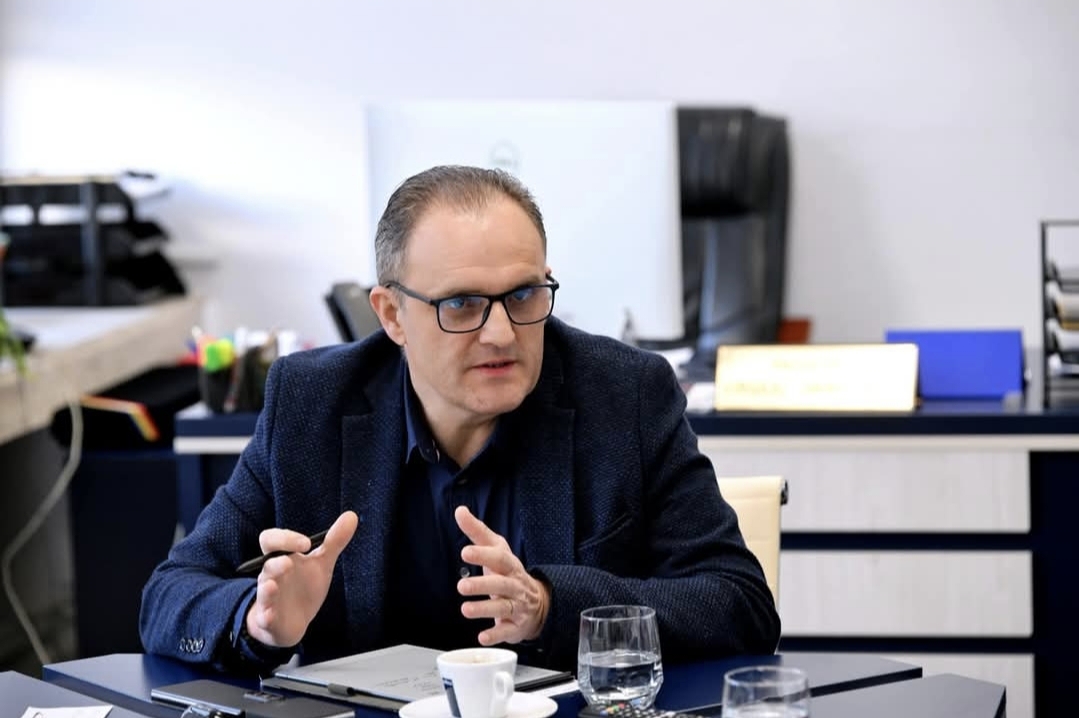 Dr. Victoria Nicutari, sefa sectiei Boli Infectioase de la Spitalul Judetean, ii multumeste public lui Virgil Nanu (CJ Prahova) pentru rezolvarea unei probleme stringente la SJU Dr. Victoria Nicutari, sefa sectiei Boli Infectioase de la Spitalul Judetean, ii multumeste public lui Virgil Nanu (CJ Prahova) pentru rezolvarea unei probleme stringente la SJU