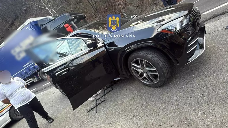 Șofer oprit după ce polițiștii i-au spart cauciucurile cu dispozitivul Spike