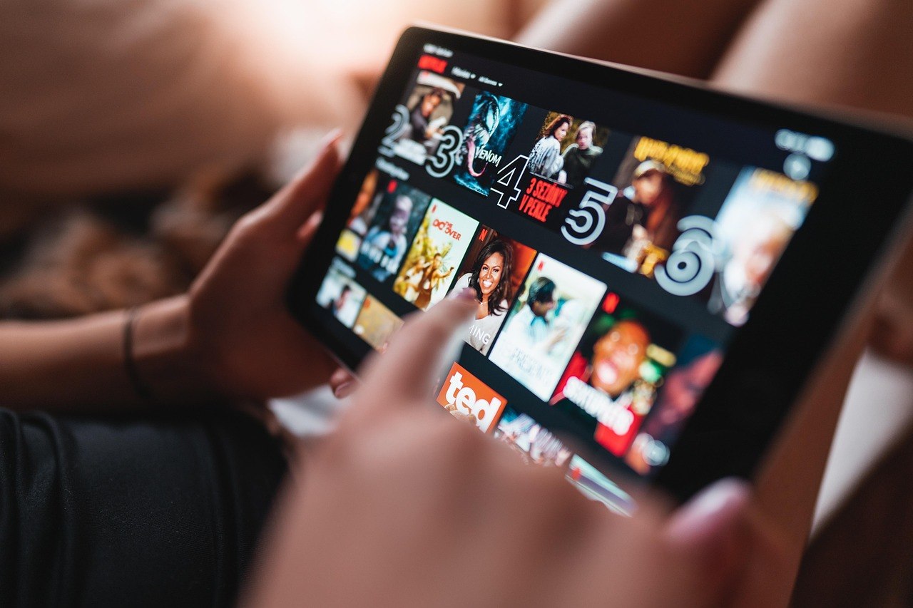 Filmul de pe Netflix care răstoarnă planeta cu susul în jos! Ocupă locul 2 în preferințele românilor și milioane de oameni l-au văzut până acum Filmul de pe Netflix care răstoarnă planeta cu susul în jos! Ocupă locul 2 în preferințele românilor și milioane de oameni l-au văzut până acum