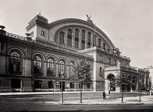 Gara spectaculoasă ce a ajuns o ruină. A fost inaugurată în 1880, avea o fațadă monumentală, boltă de sticlă, un buncăr și o sală de concerte subterană