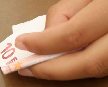 Un bărbat a pus 10 euro la bancă și abia după 20 de ani și-a verificat contul. „Am decis să investesc comoara”