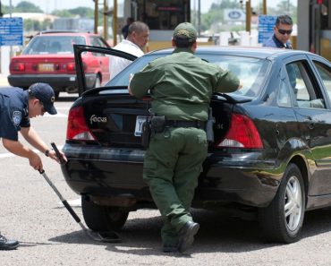 Un cetățean american și soția sa spun că au fost reținuți și băgați în celule, fără nicio explicație, când se întorceau din Canada