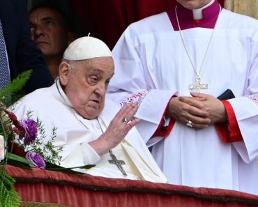 Papa Francisc a apărut în Piața Sfântul Petru și a transmis o urare de Paște. De dimineață s-a văzut cu vicepreședintele SUA, JD Vance