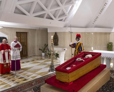 Vaticanul a făcut publice primele imagini cu trupul papei Francisc