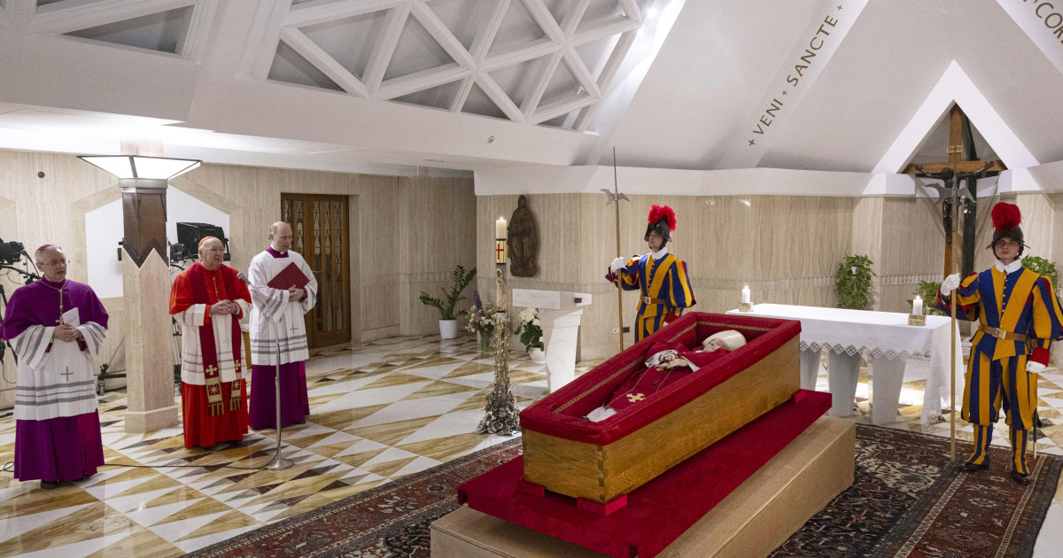 Vaticanul a făcut publice primele imagini cu trupul papei Francisc