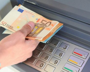 Un bărbat a depus la bancă 10 euro și nu s-a atins de ei, iar după 20 de ani a descoperit o „sumă fabuloasă” în cont