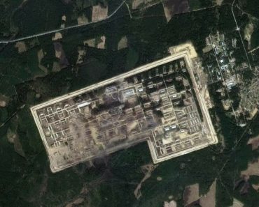 O nouă imagine din satelit arată distrugerile masive după explozia unuia dintre cele mai mari depozite de muniție ale Rusiei