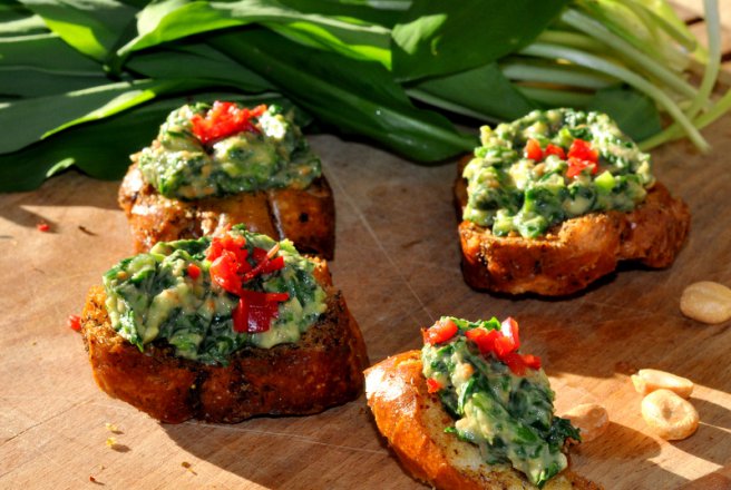 Aperitiv bruschete cu leurda si avocado Aperitiv bruschete cu leurda si avocado