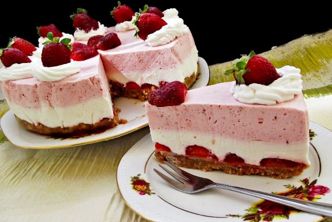 Desert cheesecake cu capsuni Desert cheesecake cu capsuni